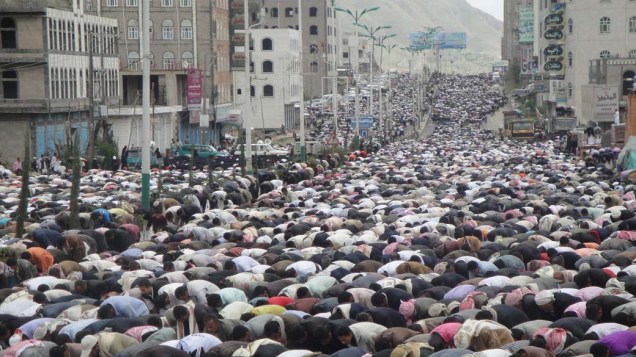 Na cidade de Ibb, iemenitas rezam durante protesto contra o presidente Ali Abdullah Saleh