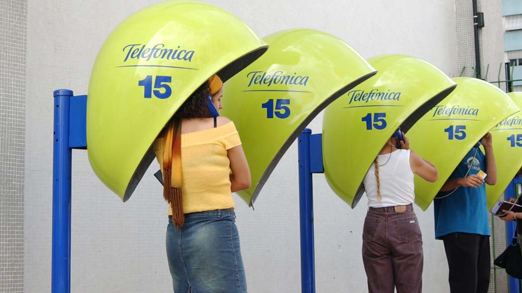 Orelhões em posto de serviço da Telefônica em São Paulo