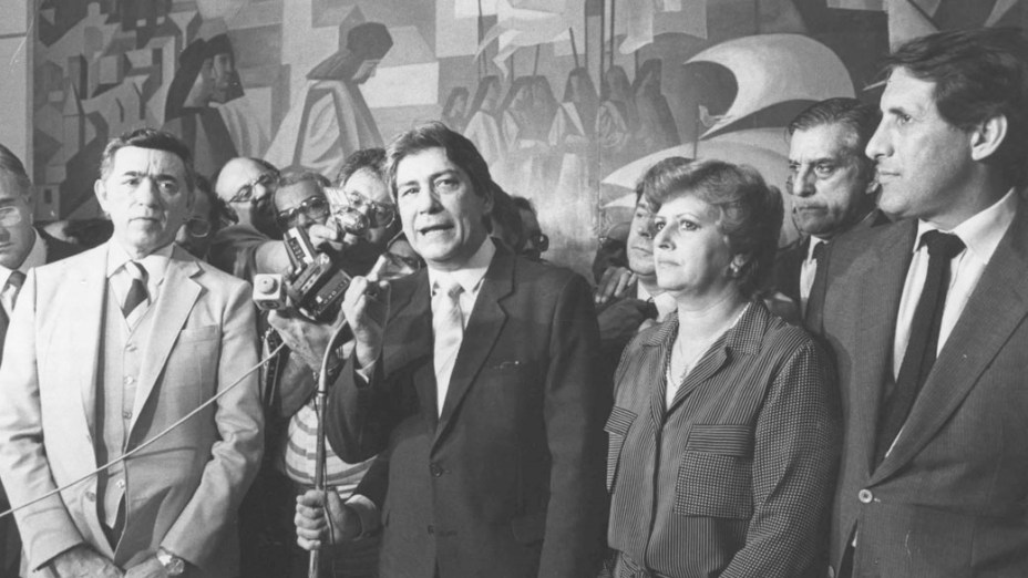 Orestes Quércia (direita) acompanha a cerimônia em que Mário Covas foi nomeado Prefeito da cidade de São Paulo - 05/11/1983