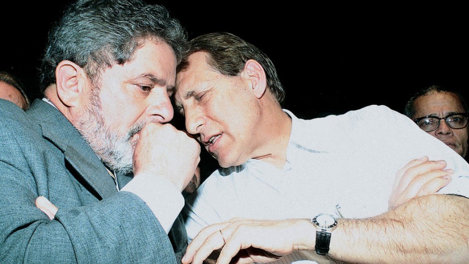 Lula, candidato do PT à Presidência da Repúbica, conversa com Orestes Quércia, candidato a Senador pelo PMDB, durante a inauguração do Comitê do PMDB no Bexiga - 22/07/2002