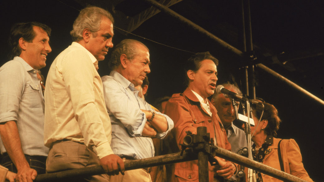 Orestes Quércia (à esquerda) acompanha o discursso de Fernando Henrique no Comício das Diretas, em 1984