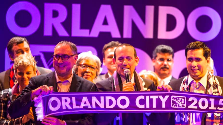 A festa pela entrada do Orlando City na MLS, na noite de terça-feira: da esquerda para a direita, o dirigente Phil Rawlins, o comissário da MLS Don Garber e o empresário brasileiro Flávio Augusto da Silva