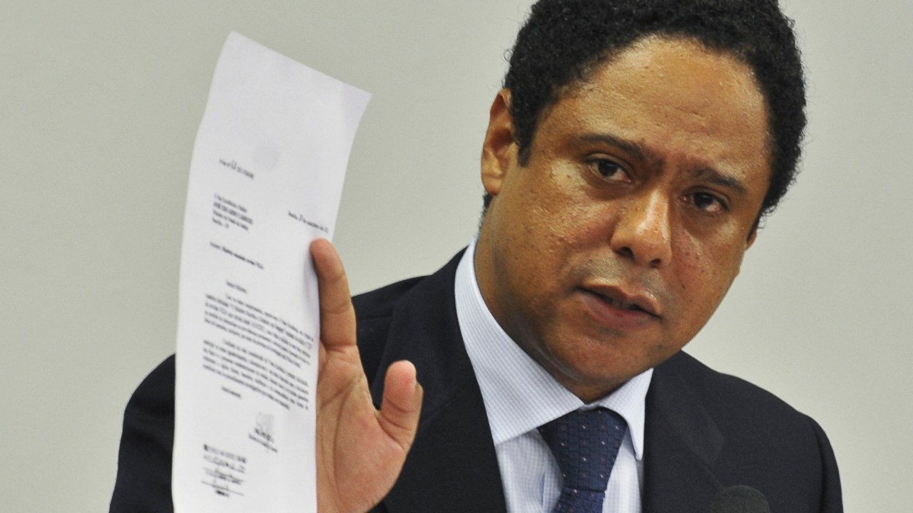 O ex-ministro do Esporte Orlando Silva tentando se defender ao apresentar documento à Câmara dos Deputados
