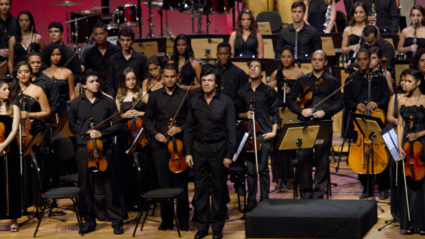 Orquestra juvenil NEOJIBA e o regente Ricardo Castro