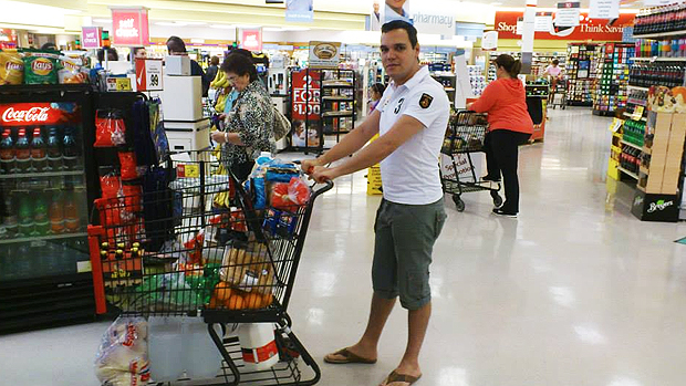 O médico cubano Ortelio Jaime Guerra posta foto no Facebook em que aparece fazendo compras em Miami. Profissional desertou do programa do governo federal Mais Médicos