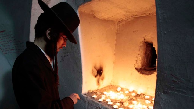 Judeu ultra-ortodoxo reza no túmulo de Joshua Bem Nun, em Kifl, na Cisjordânia