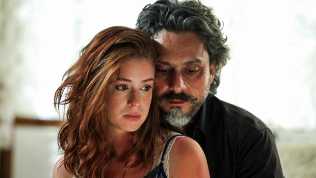 Os amantes Zé Alfredo (Alexandre Nero) e a ninfeta Maria Isis (Marina Ruy Barbosa) em 'Império', da Globo