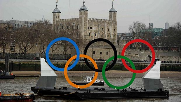 Os aneis olímpicos sinalizando 150 dias para os Jogos na última terça-feira, em Londres