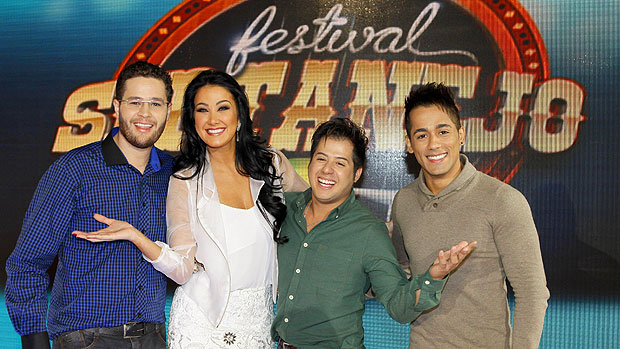 Os apresentadores do Festival Sertanejo, do SBT: Pedro Leonardo, Helen Ganzarolli, Hugo e Tiago