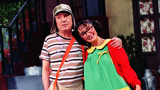 Os atores Maria Antonieta de Las Nieves (Chiquinha) e Roberto Bolaños (Chaves), em cena do programa Chaves