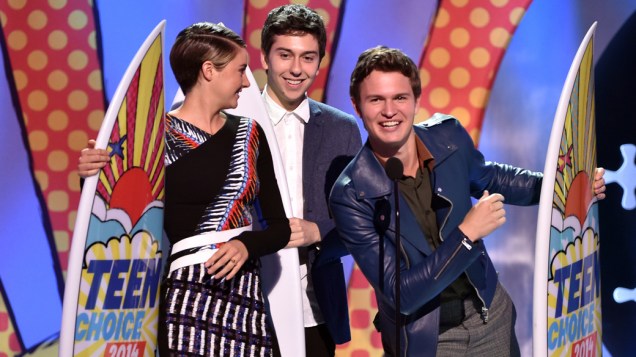Os atores Shailene Woodley, Nat Wolff e Ansel Elgort no prêmio Teen Choice Awards 2014