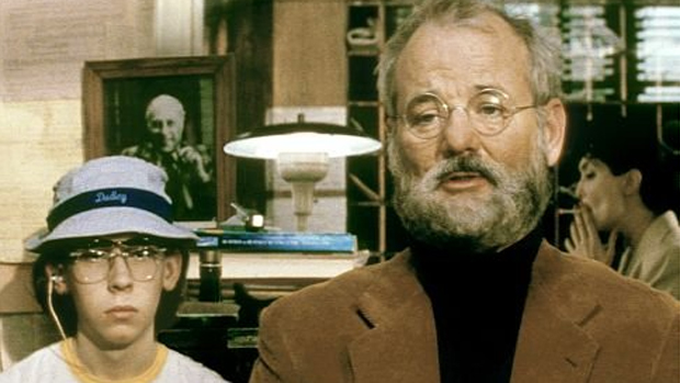 Os atores  Bill Murray e Stephen Lea Sheppard em cena do filme Os Excêntricos Tenenbaums (2001)