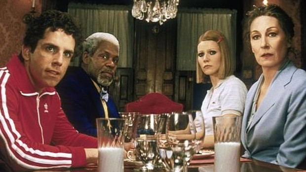 Da esquerda para a direita: Ben Stiller, Danny Glover, Gwyneth Paltrow e Anjelica Huston em cena do filme Os Excêntricos Tenenbaums (2001)