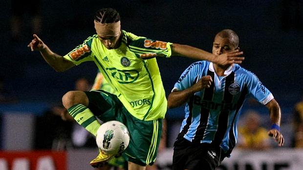 Os laterais Cicinho e Gabriel brigam pela bola. Palmeiras estreou novo uniforme verde-limão