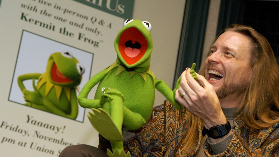 Kermit, o sapo, e Steve Whitmire, manipulador oficial e dublador do personagem, durante evento em Nova York - 14/11/2003