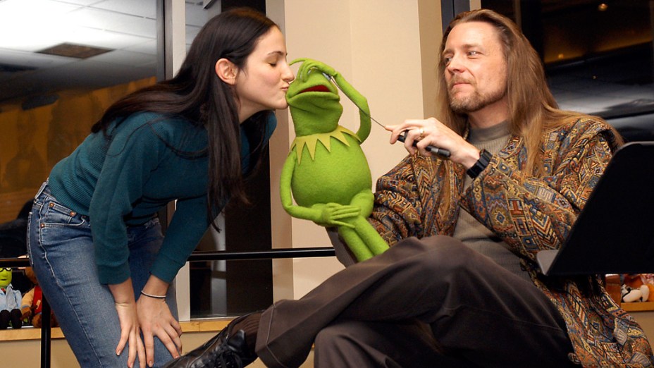 Fã beija Kermit, personagem dos Muppets e controlado por Steve Whitmire, durante evento em Nova York - 14/11/2003
