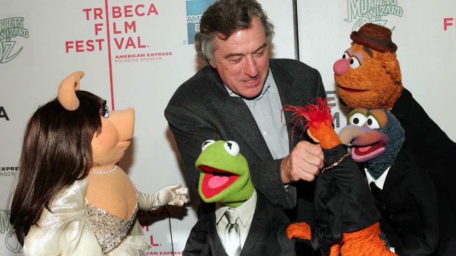Ator Robert De Niro e os personagens Miss Piggy, Kermit, Pepe, Gonzo e Fozzy, durante Festival de Tribeca - 27/04/2005