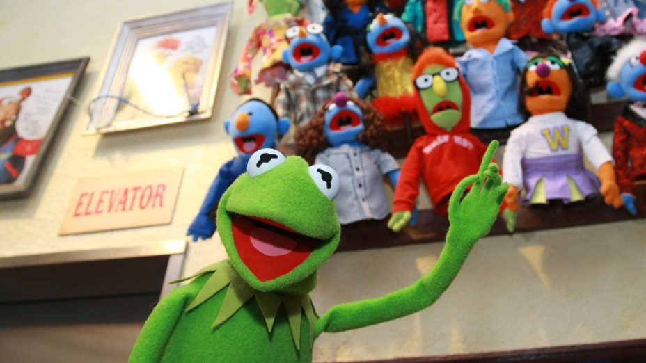 Kermit, dos Muppets, visita workshop de bonecos em Nova York - 11/11/2008
