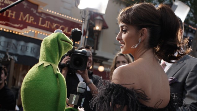 Kermit, dos Muppets, entrevista Penélope Cruz, durante lançamento do filme "Piratas do Caribe: Navegando em Águas Misteriosas", na Disneylândia - 20/05/2011