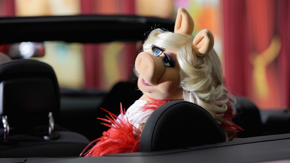 Miss Piggy, personagem dos Muppets, chega para a première do filme "Os Muppets", em Hollywood - 12/11/2011