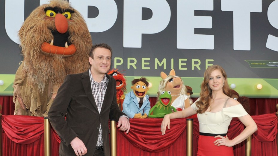 Jason Segel, Amy Adams e personagens dos Muppets durante a première do filme "Os Muppets" - 12/11/2011