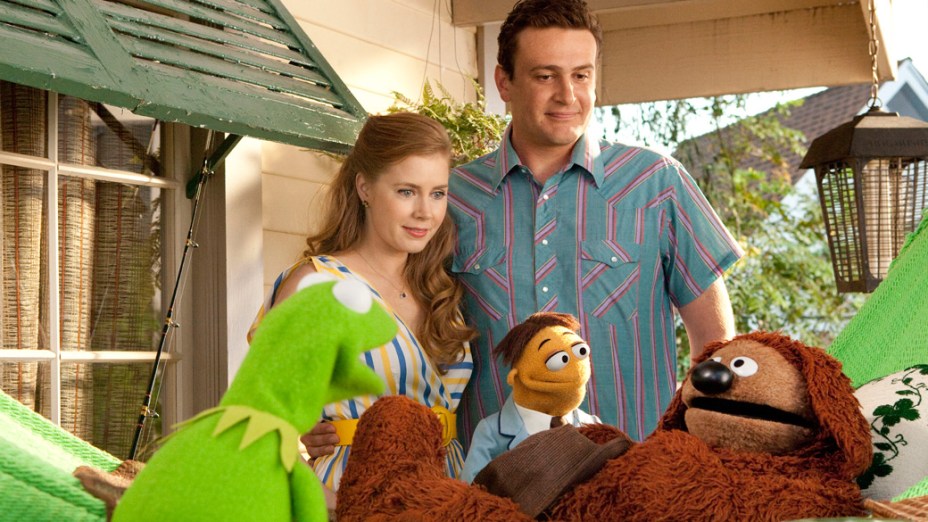 Jason Segel, Amy Adams e personagens dos Muppets em cena do filme "Os Muppets"