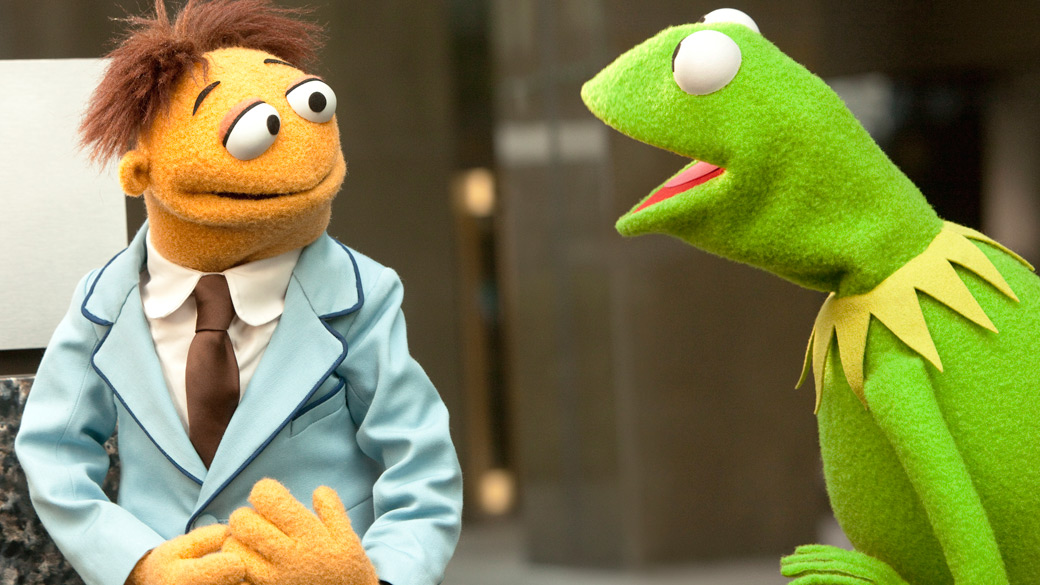 Os personagens Walter e Kermit em cena do filme "Os Muppets"