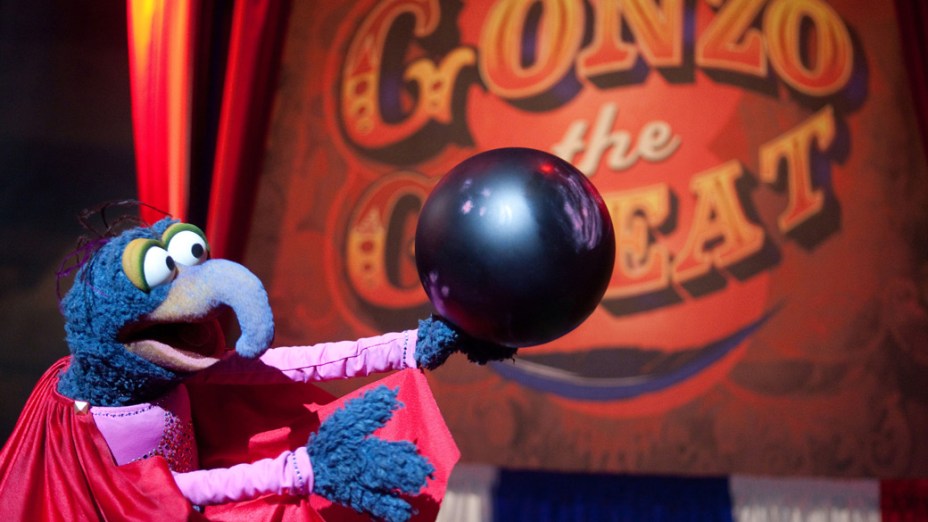 Personagem Gonzo em cena do filme "Os Muppets"