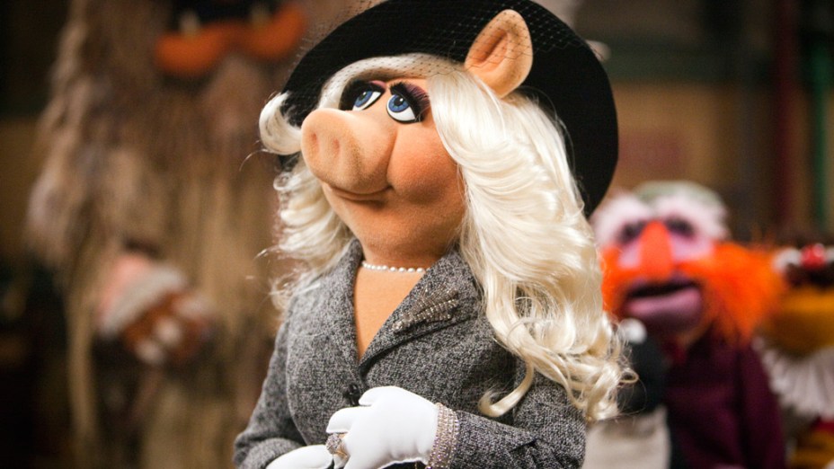 Personagem Miss Piggy em cena do filme "Os Muppets"