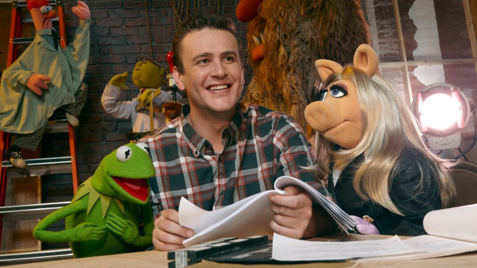 Kermit, Jason Segel e Miss Piggy em set e filmagem do longa metragem "Os Muppets"