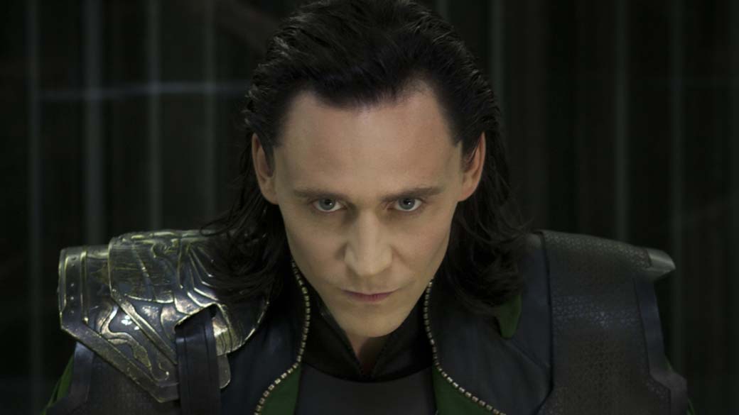 Tom Hiddleston, que vive Loki, o vilão de Os Vingadores