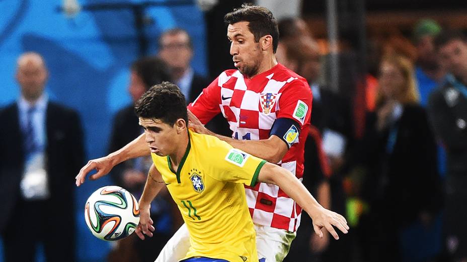 Oscar disputa a bola com o um jogador da Croácia no itaquerão, em São Paulo