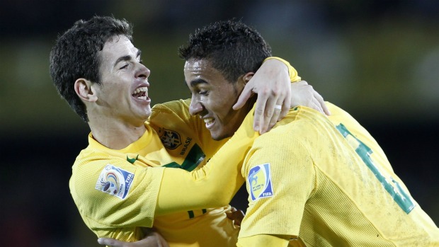 Oscar (à esquerda) comemora seu segundo com Danilo, na partida final do Mundial Sub 20, diante de Portugal