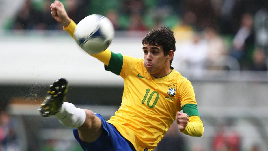 Oscar em lance durante o jogo amistoso do Brasil com o Japão, na Polônia