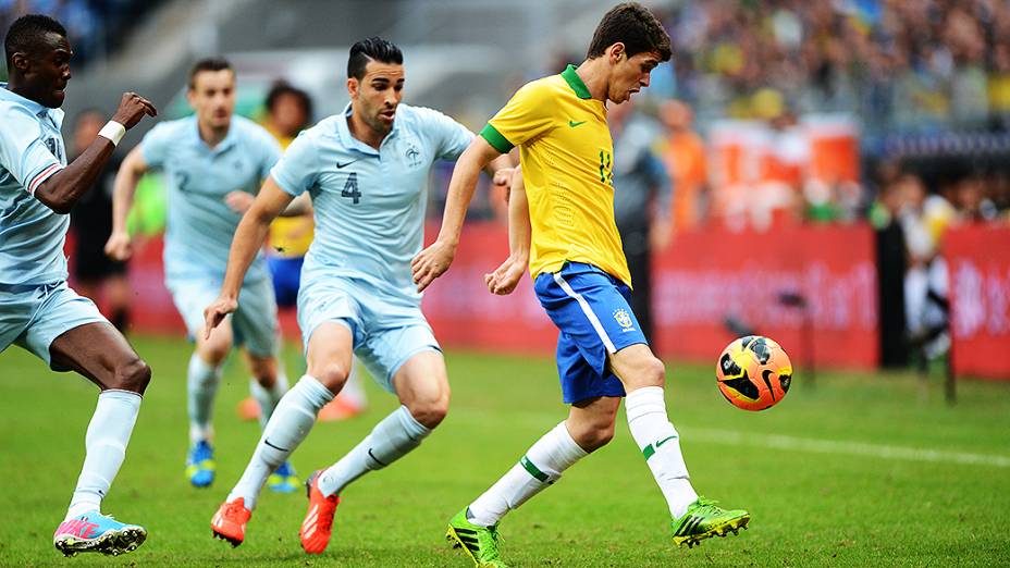 Oscar durante partida contra França, amistoso de preparação para a Copa das Confederações realizada no Arena do Grêmio