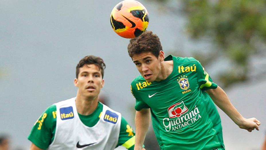 Oscar (à dir.) e Hernanes no treino da seleção nesta quinta, na Escola de Educação Física do Exército, na Urca