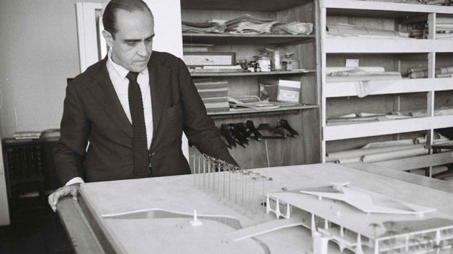 Década de 1950 – Oscar Niemeyer observa a maquete usada para a construção de Brasília