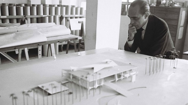Década de 1950 - Oscar Niemeyer observa a maquete usada para a construção de Brasília