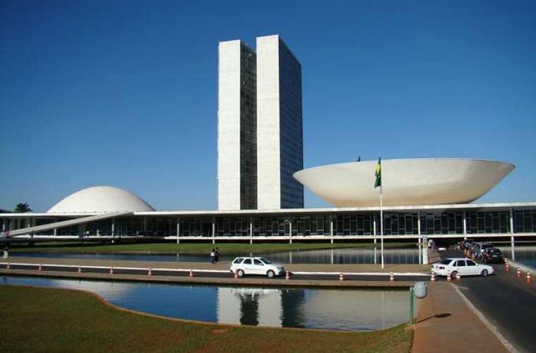 Na Praça dos Três Poderes, de 1960, os edifícios representam o Executivo, o Judiciário e o Legislativo.