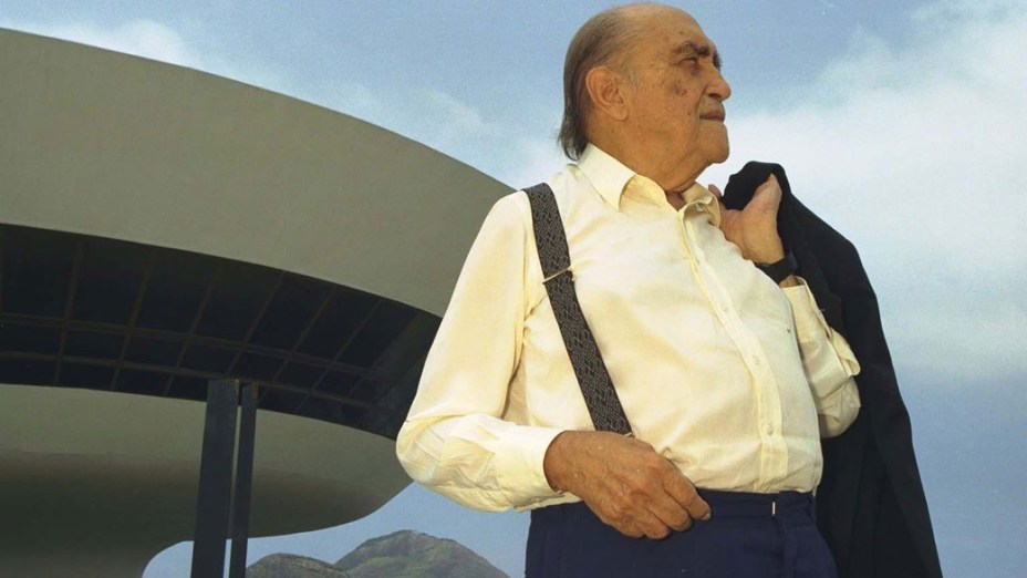 1997 - Oscar Niemeyer posa para foto em frente ao Museu de Arte Contemporânea, no Rio de Janeiro