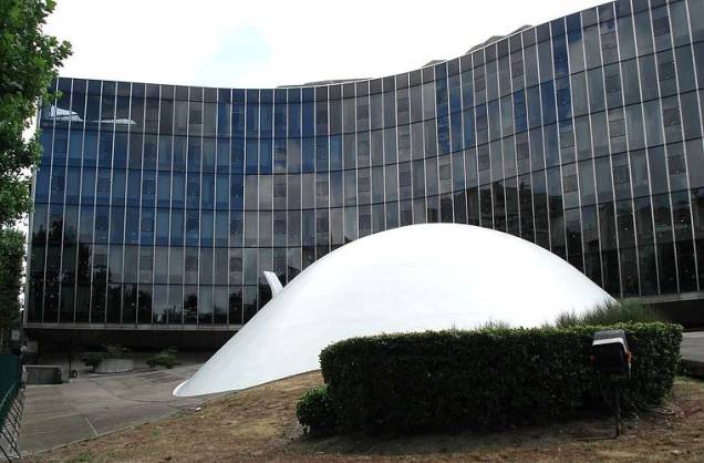 Niemeyer surgiu na paisagem parisiense em 1967, quando iniciou a construção da sede do Partido Comunista Francês