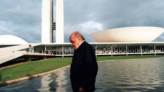 1999 - Oscar Niemeyer visita o espelho dágua do Congresso Nacional, em Brasília<br>   