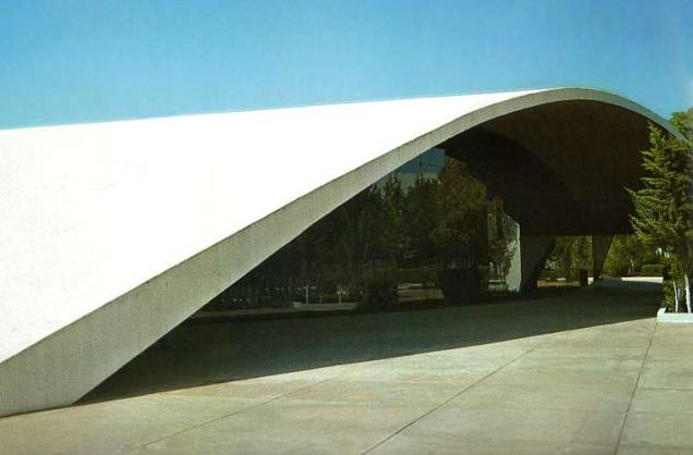 O arquiteto brasileiro liderou o projeto da Universidade de Constantine, na Argélia, em 1969. Na foto, o auditório da universidade