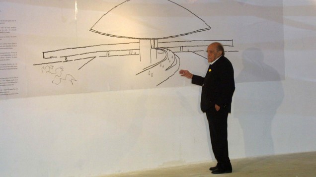 2002 - Oscar Niemeyer posa em frente a reprodução de um dos seus desenhos