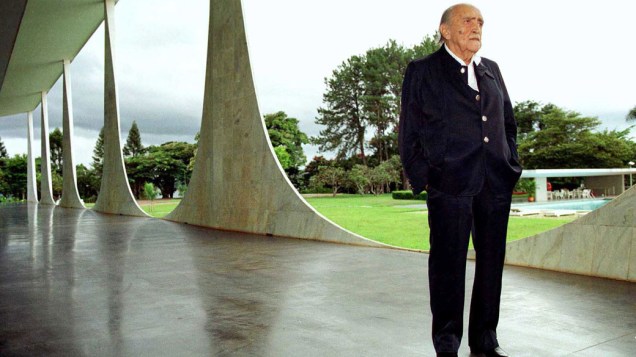 2003 - Arquiteto Oscar Niemeyer visita o Palácio da Alvorada, em Brasília