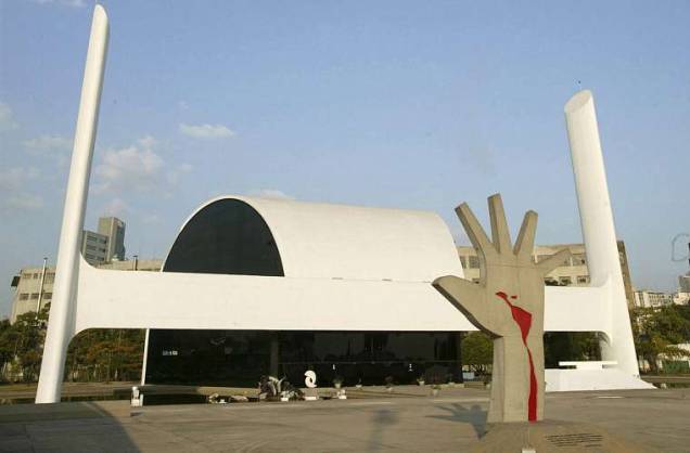 Escultura de Oscar Niemeyer na Fundação Memorial da América Latina. O memorial fica em São Paulo e foi inaugurado em 18 de março de 1989