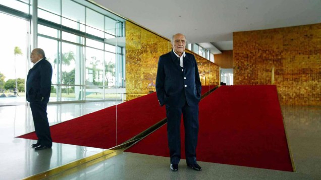 2003 - Arquiteto Oscar Niemeyer chega ao Palácio da Alvorada para encontro com o presidente Luiz Inácio Lula da Silva