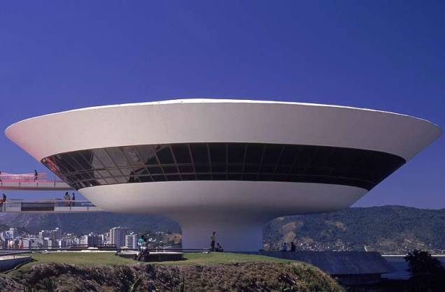 Apelidado de disco-voador de Niterói, o Museu de Arte Contemporânea foi inaugurado em 1996