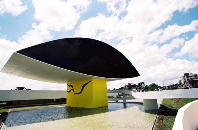 Estima-se que o orçamento para a construção do Museu Oscar Niemeyer, em Curitiba, tenha sido de 14 milhões de reais. A obra foi inaugurada em 22 de novembro de 2002