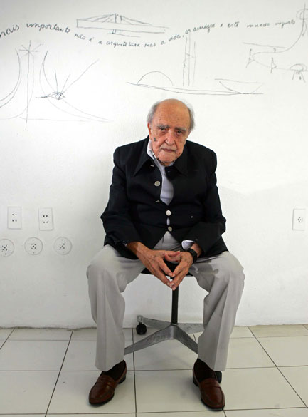 2005 - Oscar Niemeyer durante entrevista em seu escritório em Copacabana, no Rio de Janeiro<br>   